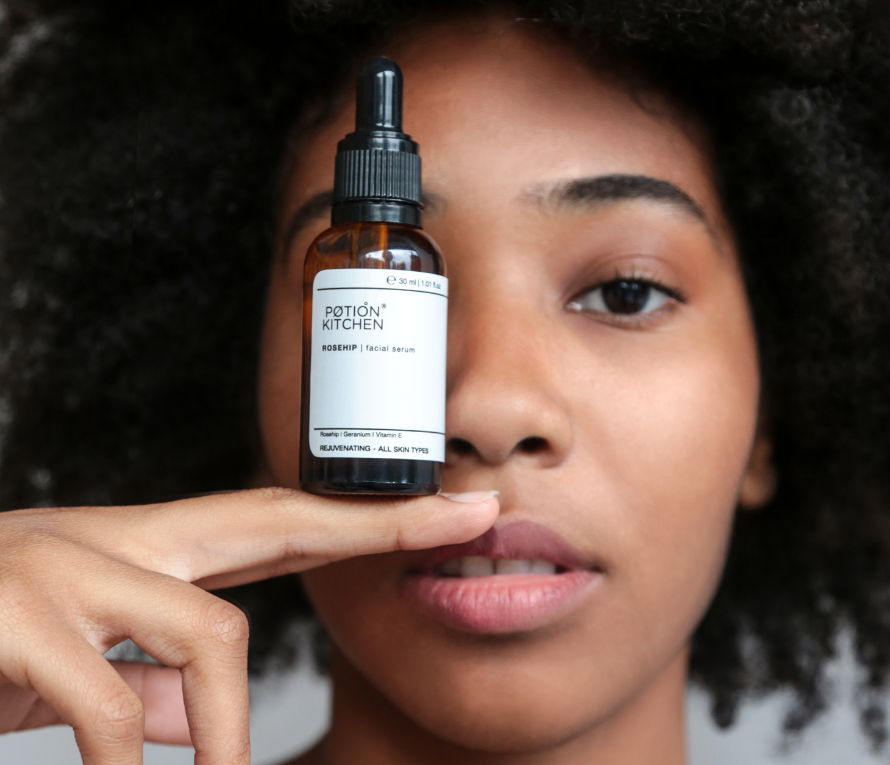 THIS BEAUTY BRAND USES RENEWABLE AND UPCYCLED BOTANICALS WITHOUT ANY TOXIC INGREDIENTS.