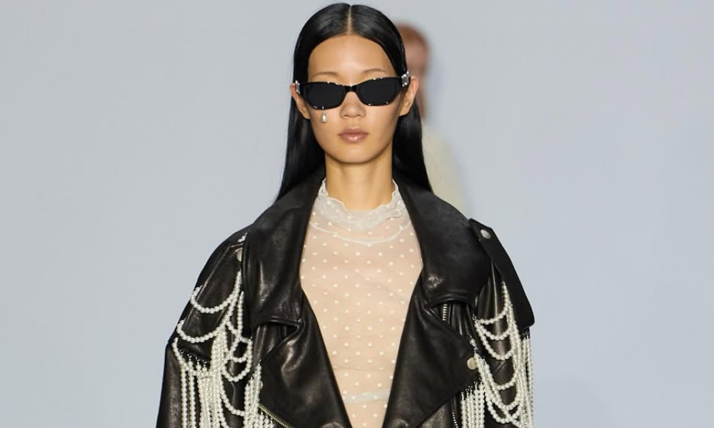 【KIMHEKIM】PEARL TEAR SLIM SUNGLASSES Pearl Tear Cat-Eye Sunglasses (Black)