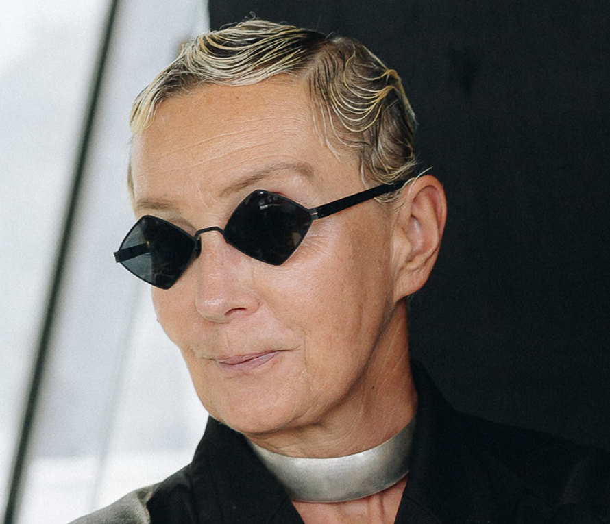 Урок трех поцелуев от Татьяны Поляковой. Как поколение Зумеров осваивает язык современного этикета.